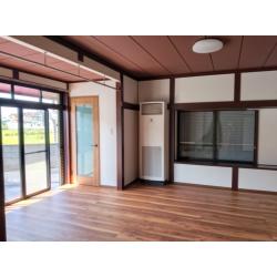 ８畳と６畳の和室をつなげ、広々としたゲストルームをつくりました。お部屋の隅には、元々物入だったスペースを利用して喫煙スペースを設置しました。他、キッチンにはパントリーを設けたり、水回りの設備交換やアクセントクロスの活用で、使いやすくお洒落な住空間が出来あがりました。
