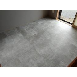 玄関や和室の床に、モルタル調のフロアタイルを貼りました。その他、トイレや洗面台の交換、バルコニーのトップコート等を行いました。