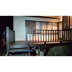 古く劣化したウッドデッキを解体し、新たな木材でデッキを組み直しました。