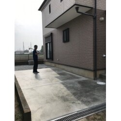 元々は草が茂る土のお庭でしたが、コンクリートを打ち、綺麗な駐車スペースになりました。