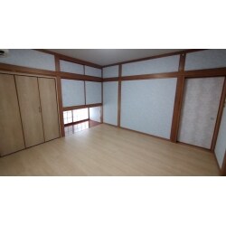 和室の畳を撤去し、フローリング張りに変更しました。