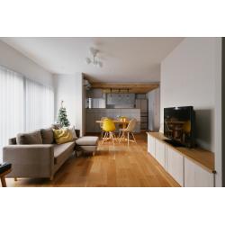 ご実家をフルリノべーションしてご家族で住むためのご相談をいただきました。施主様こだわりのアイテムが映える内装、工夫の詰まった収納、子どもたちの成長に合わせてフレキシブルに変化させることのできる寝室廻りなど、見どころ満載のお住いになりました。