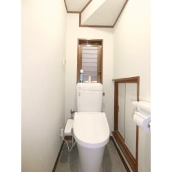 今回の工事はトイレ！清潔感のある空間にするため白を基調とした壁紙・トイレを選定しました。