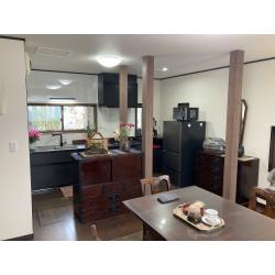 キッチンに隣接していた和室・縁側・収納部屋を洋室にして、LDKとして一続きのお部屋に変身しました。
窓（サッシ）も新しく交換し、キッチンも使い勝手の良い最新設備へ刷新しています。