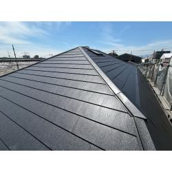 経年劣化で傷んでいた既存屋根を新しくリニューアルしました。
耐久性・遮熱性に優れた屋根材を採用
外観の印象も一新し、美観と機能性の両立した屋根が完成しました。