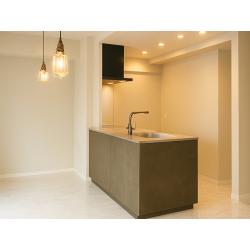 マンションのリノベーション事施工例です。
白を基調した床材と、落ち着いた色合いのキッチンカウンターを組み合わせ、明るく上質な空間に仕上げました。
照明もこだわり、温かみのある照明と明るい床材の組み合わせで、毎日の暮らしがちょっと特別になるような空間に仕上がっています。
