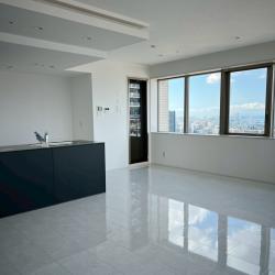 マンションフルリノベーションの施工事例です
明るいホワイトのフローリングと天井で開放感を出し、窓からの展望を最大限に生かした設計にしました。