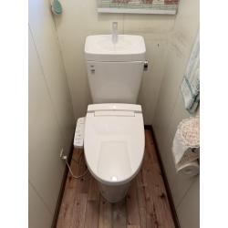 既存の古いトイレを撤去し、LIXIL（リクシル）のアメージュ便器＋温水洗浄便座（シャワートイレ）へ新しく交換しました。

既存設備の撤去から新しい便器の取り付けまで、スムーズに施工。
今回は半日で工事が完了したため、日常生活への影響も最小限に抑えることができました。

「トイレの汚れや傷みが気になる」
「シャワートイレ（温水洗浄便座）を新しくしたい」
「トイレが故障してしまった」
「できるだけ短期間でリフォームしたい」

そんなお悩みがございましたら、お気軽にご相談ください。
トイレの交換から水まわりのリフォームまで、弊社にお気軽にご相談ください。

現地確認・お見積りも承っております！