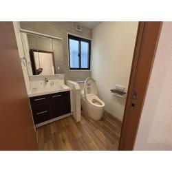 床、壁もすべて張替え、明るい空間に生まれ変わりました。