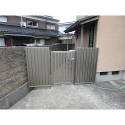 家横手勝手口　入口に柵設置をしました。
