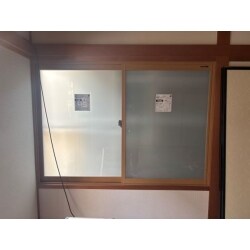 スリガラスにし、中は見えず光を取り入れました！