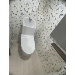 掃除のしやすいトイレへリフォームし、壁紙もお好みのものへ