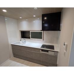 築30年を越え今まで使われていなかったご実家をリノベして住まいに。
内装・設備の老朽化はもちろんのこと耐震性にも不安がありました。
そこでキッチンやお風呂は最新のものに交換し、耐力壁と制振フレームの追加で耐震対策も万全にしました。
これからも長く住み続けられる安心の家が完成しました。