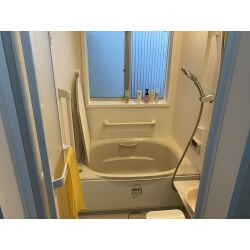 古く、使い勝手が悪いお風呂が
新たな面持ちに。

洗面台のあった脱衣所の壁や床は
こだわりで柄のあるものをお選びになりました。