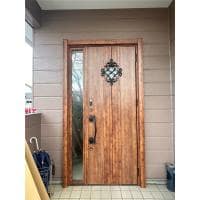 木目の柔らかな玄関へ