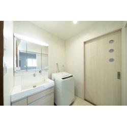 二方向への出入りができるようになったため家事動線がとても使いやすくなりました。
明るく清潔感のある空間に仕上がっています。