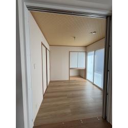 ペット（猫）部屋として使用する為、畳をフローリングにして押入の半分（中段よりも上）に扉を付けました。
畳を撤去した後に、断熱材やシートを張って断熱・湿気対策もしています！