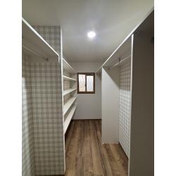 元々納戸だった所をウォークインクローゼットにする為のリフォームです。
下地が入っていなかったので下地をいれたり、壁紙や床の化粧材もやり替えました。