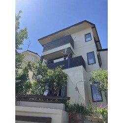 外壁・屋根の塗装、屋根からの雨漏りがあった為その対策工事、ベランダ手摺の取替工事、洗面台と浴室ドアの取替工事、洗面所の模様替え、倉庫ドアの取替工事