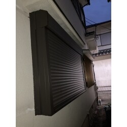 電動式シャッターの後付けと外壁塗装、屋根の補修（しっくい）、お風呂のやり替え（在来からシステムバス）、洗面所のリフォームです。
