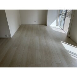 外部に面していない部屋にエアコンを取り付ける為の配管工事をメインとして行いました。
他にリビングの床を乾式2重床にて施工しました。
壁紙は施主様がDIYでされると言うことで今回の工事では含まれておりません。
