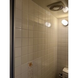 ユニットタイプのトイレルームのタイルが剥がれていたので取れそうなところも含めて張替ました。