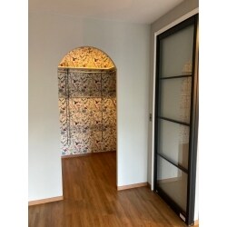 入り口をアーチ型にした新設WIC。お気に入りのクロスで華やかな印象に。