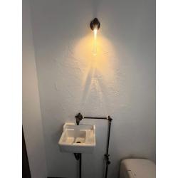トイレ横にコンパクトでおしゃれな手洗い場を設けました。壁の質感も照らしてくれる照明をセットし、圧迫感もなく便利にお使いいただける空間となりました。