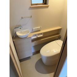 タンクレストイレを採用し、半円の手洗いボウルをセット。スッキリとした使い勝手の良いトイレ空間に仕上げました。