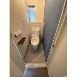 シンプルに仕上げたトイレに、お施主様好みのブルーのアクセントクロスを採用。木目のペーパーホルダーもセットし、自分好みの空間となりました。