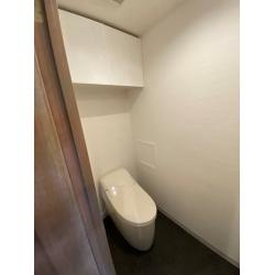 シンプルで使いやすいトイレ空間。上部に浮かす収納を設け、お掃除もしやすくなりました。