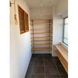 スッキリまとまる明るい玄関収納