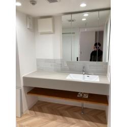 広々カウンターの掃除がしやすい造作洗面台