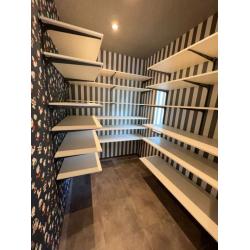 使い勝手の良い大容量のパントリーです！お気に入りのクロスを全面に採用し、わくわくするような空間となりました。