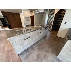 キッチンを大幅に移動させ、アイランドキッチンとしました。グレーのキッチンにステンレス天板を合わせ、スタイリッシュでおしゃれな空間に◎お施主様好みの素敵なキッチンとなりました。