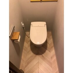 掃除がしやすいよう、シンプルに仕上げたトイレ。ヘリンボーンを床材に採用し、アクセントとしました。