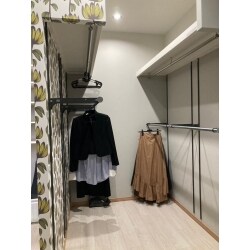 お洋服がたくさん掛けられるよう設計したウォークインクローゼット。お気に入りのクロスもプラスしました。