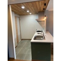 おしゃれで掃除も楽々!床材までこだわったキッチン