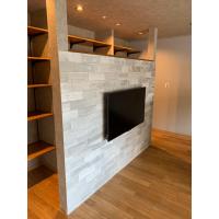 収納の目隠しにも◎壁掛けTV用の壁