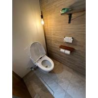 木目壁面が素敵なトイレ空間