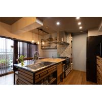 家事をしながら会話を楽しむカフェ風キッチン