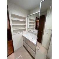 白基調の清潔感あふれる洗面エリア