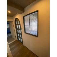 リビングドアに合わせた格子窓