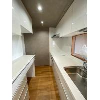 収納たっぷり!白基調の清潔感あふれるキッチン