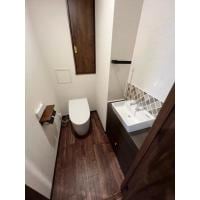 タイルがかわいい造作手洗いのあるトイレ