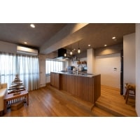 一段上がった、無垢のキッチン