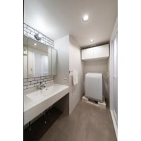 白基調で清潔感のある洗面室