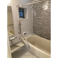 グレー基調の清潔感ある浴室