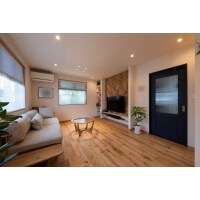 ヘリンボーンの壁が素敵なリビング