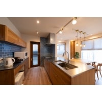 ブルーのタイルが映えるキッチン